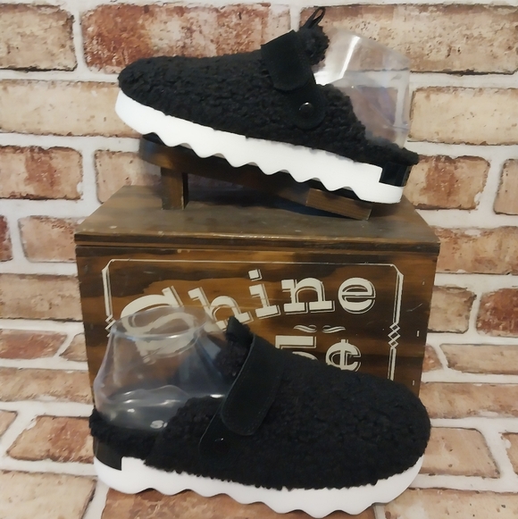 Sorel Shoes - Pre-owned Sorel Vibe Cozy Clogs